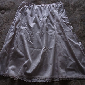 Vanity Fair Ladies half slip size small - short